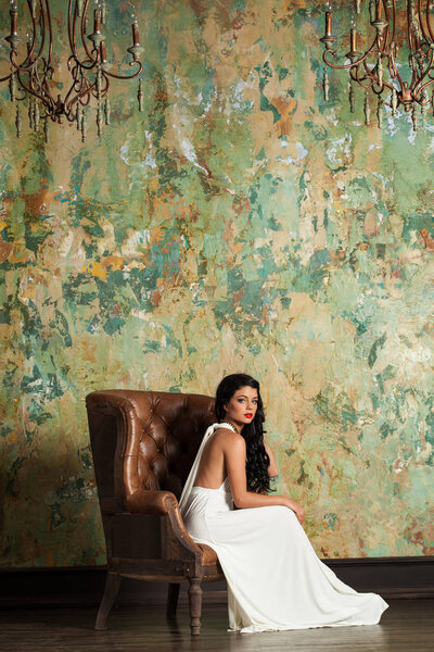 Мода Фото красивой женщины в роскошном интерьере
