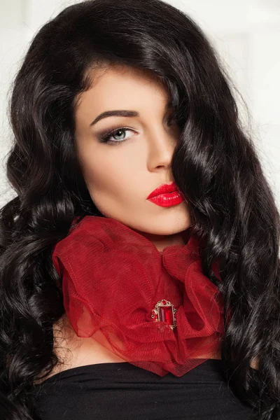 Glamorösa brunett kvinna med lockigt hår och röda läppar smink — Stockfoto