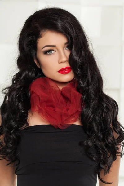 Seksi kadın modeli kadınla siyah kıvırcık saçlı ve kırmızı dudak makyaj