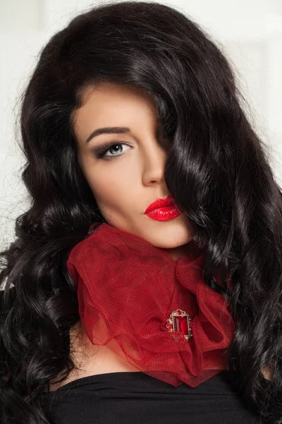 Krásný ženský Model s tmavými kudrnatými vlasy a červené rty make-up — Stock fotografie