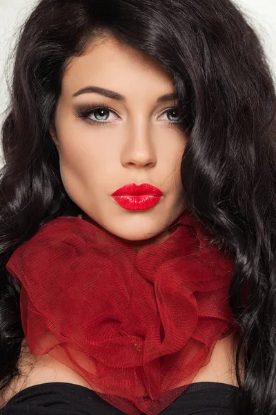 Mulher morena bonita com maquiagem de lábios vermelhos — Fotografia de Stock