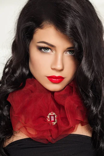 Ursnygg brunett kvinna i röd Fashion krage. Mode porträtt — Stockfoto
