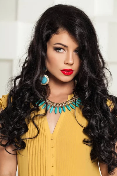 Perfektní brunetka žena. Tyrkys náhrdelník a náušnice. — Stock fotografie