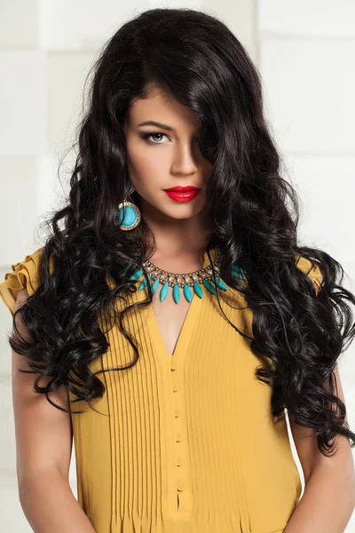 Mode foto van mooie brunette vrouw. Turquoise ketting — Stockfoto
