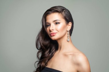 Takı Pırlanta Küpe ile muhteşem bir kadın.