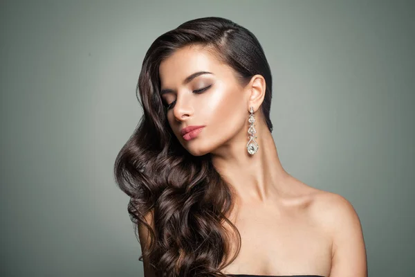 Hermosa modelo femenina. Maquillaje perfecto. Cabello ondulado — Foto de Stock