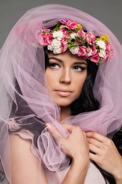 Bahar çiçekleri ile güzel esmer kadın