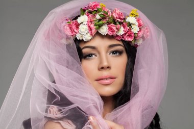 Genç kadın yüzü mükemmel. Makyaj. Bahar çiçekleri