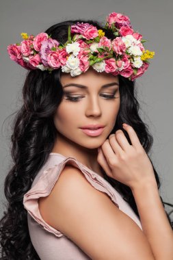 Güzel esmer ile Milano dalgalı saç modeli, makyaj