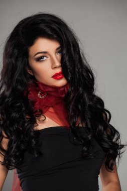 Mükemmel moda Model makyaj ve uzun sağlıklı siyah saçlı
