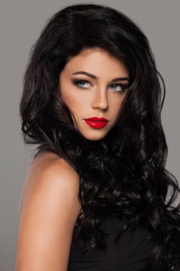Uzun sağlıklı saç modeli ile çekici esmer kadın.