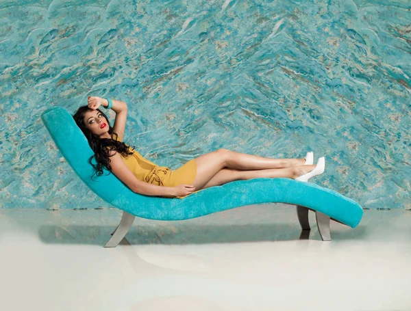 Fashion Model ontspannen op Blue Sofa. Mooie vrouw — Stockfoto