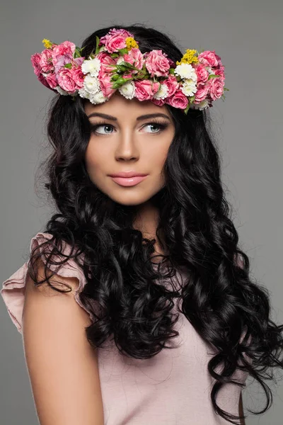Mooie Brunette vrouw met zomerbloemen — Stockfoto