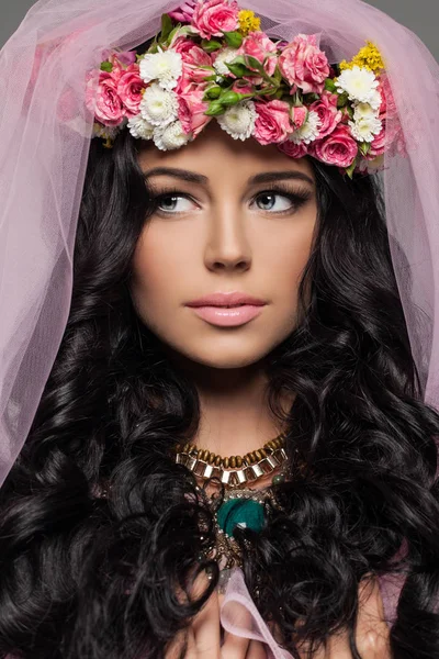 Brunetka kobieta makijaż i fryzurę kwiaty. — Zdjęcie stockowe