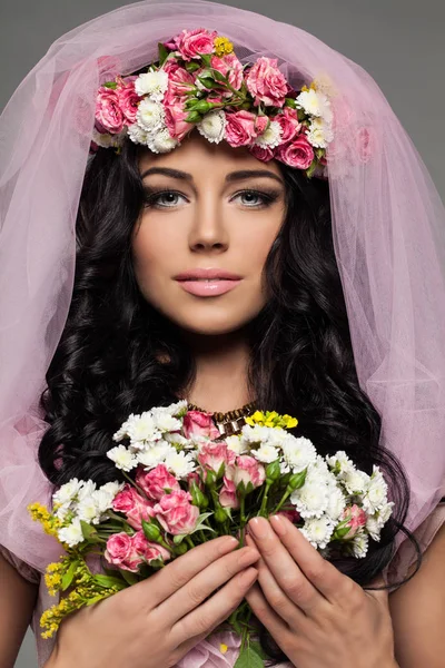 Bela morena mulher segurando verão flores . — Fotografia de Stock