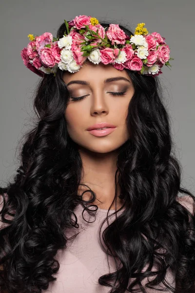 Mooie Brunette vrouw met zomerbloemen — Stockfoto