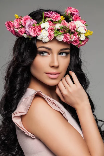 Linda cara femenina con flores. Mujer bonita —  Fotos de Stock