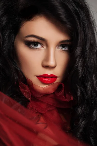 Bela Morena Cara Mulher Closeup Red Lips Make Penteado Ondulado — Fotografia de Stock