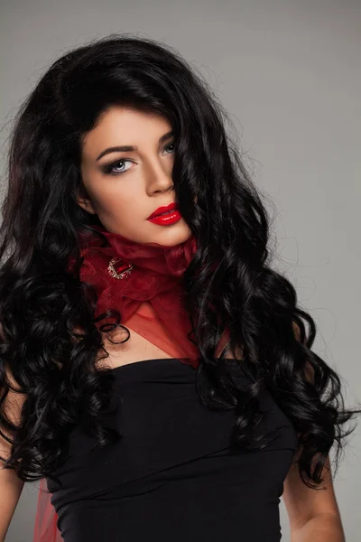 Dokonalá modelka s make-up a dlouhé zdravé tmavé vlasy — Stock fotografie