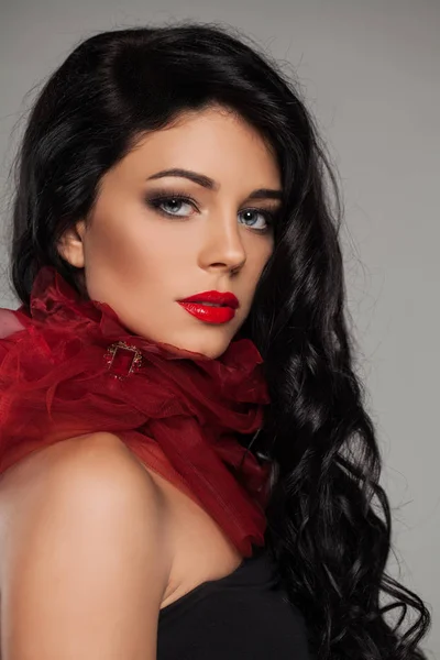 Mooie vrouw met lang krullend haar en rode Fashion kraag — Stockfoto