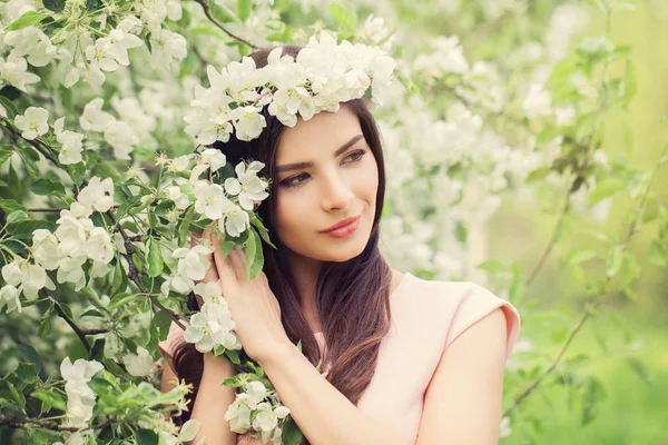 Schöne junge Frau weibliches Modell mit Blumen, Make-up — Stockfoto