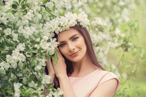 Hermosa mujer joven en flor flores de primavera jardín —  Fotos de Stock