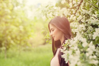 Mutlu kadın açık havada bahar portre. Genç güzel kadın