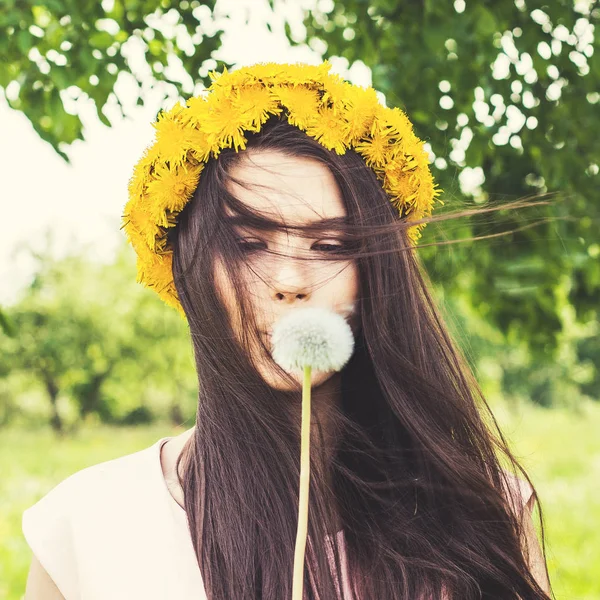 Sommerfrau im Freien. schöne Frau, die Blumen genießt — Stockfoto