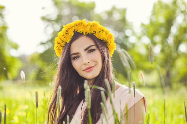 Красивая женщина на весеннем зеленом стеклянном поле, молодая женщина лицо — стоковое фото