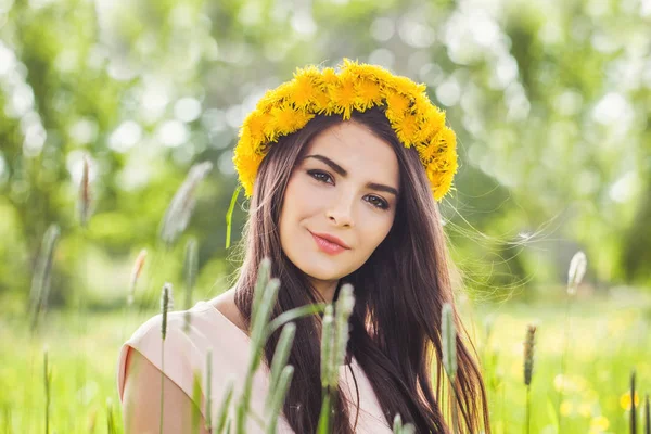 快乐的女人在绿草的背景。年轻美丽的黑发 — 图库照片