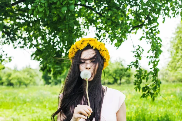 Modelo de verão menina com longo sopro de cabelo e flor — Fotografia de Stock