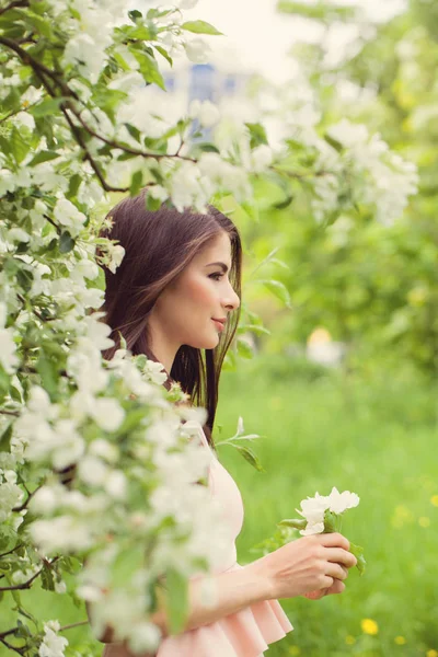 Schöne gesunde Frau Mode Modell im Freien — Stockfoto