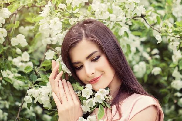 Jovem cara de mulher perfeita. Modelo feminino bonito ao ar livre — Fotografia de Stock