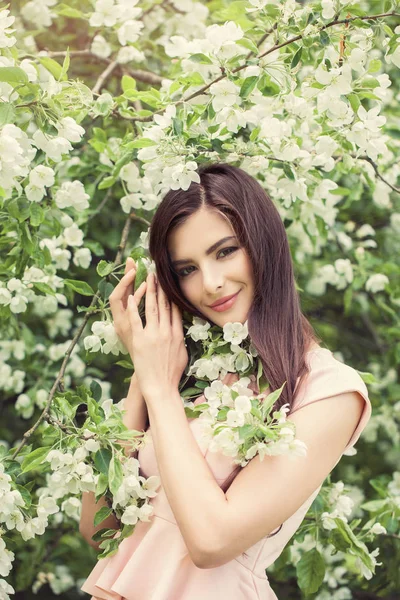 Szczęśliwa kobieta na zewnątrz w ogrodzie kwiaty kwitnąć. — Zdjęcie stockowe