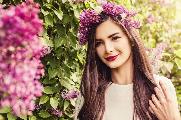 Красива молода жінка на квітковому фоні саду — стокове фото