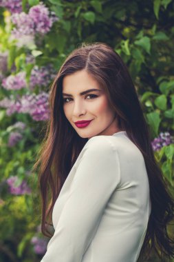 Eflatun çiçekler yaz Park'ta güzel esmer kadın modeli 
