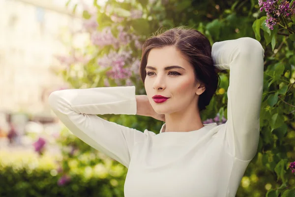 Hermosa mujer al aire libre. Mujer perfecta en el jardín de flores de verano —  Fotos de Stock