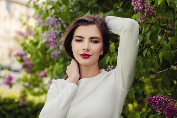 Красива молода жінка модель брюнетка з бузковими квітами — стокове фото