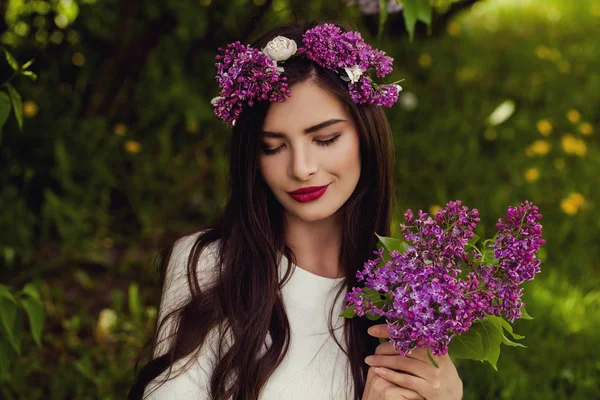 Beautiful female model girl with makeup and healthy hairstyle. — Stock Photo, Image