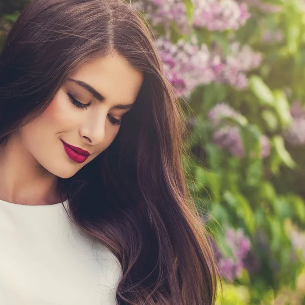 Mulher Morena Atraente com Cabelo Saudável Longo e Maquiagem — Fotografia de Stock