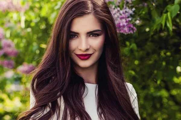 Primer plano retrato de linda chica sonriente al aire libre. Hermosa mujer —  Fotos de Stock