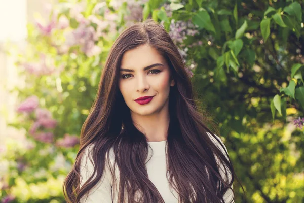 Schöne junge Frau mit langen gesunden Haaren und perfektem Make-up — Stockfoto