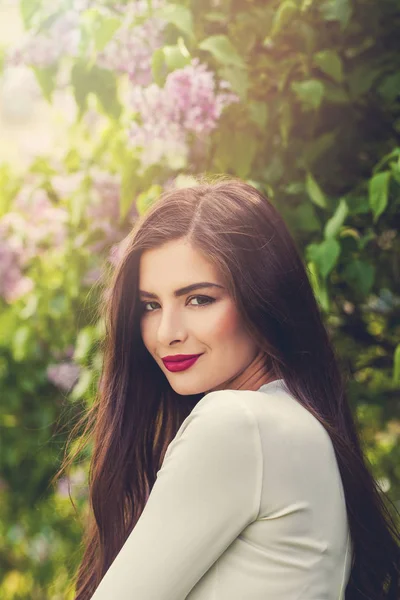 Linda mujer joven en flor flores lila parque al aire libre —  Fotos de Stock