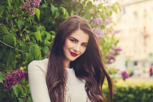 Hermosa mujer sonriente al aire libre. Modelo femenino morena —  Fotos de Stock