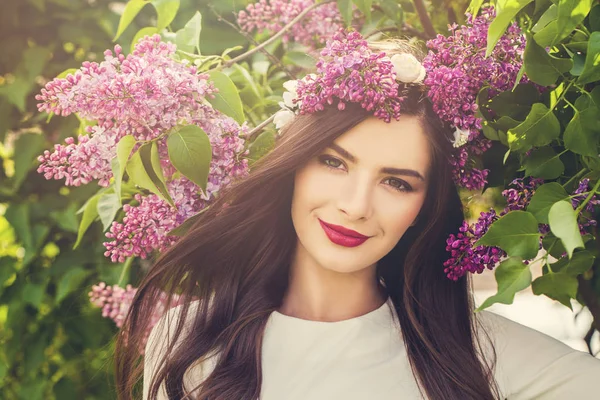 Mujer joven feliz con flores de primavera al aire libre. Modelo morena —  Fotos de Stock