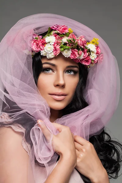 Romantische Brunette vrouw met bloemen en roze Tule stof — Stockfoto
