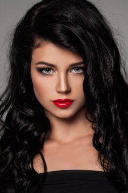 Kıvırcık saçlı seksi esmer kadın portresi. Güzel kadın