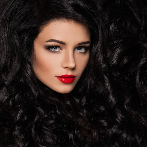 Perfecte Brunette vrouw met gezonde golvend haar en make-up. — Stockfoto