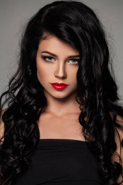 Brunette haar Model. Mooie vrouw met make-up — Stockfoto