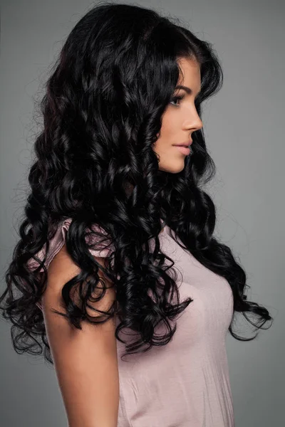Roztomilá brunetka žena s vlasy vlnité, profil — Stock fotografie